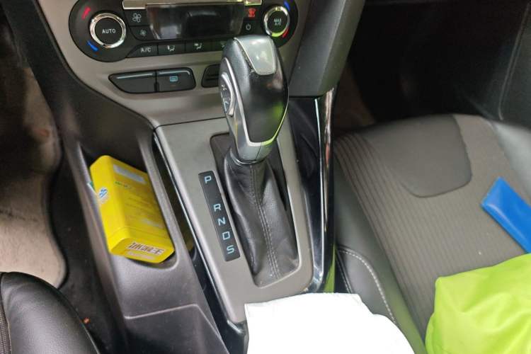 Used Ford Focus 2012 Sedan 1.6L Automatic Fashion Edition Gear Lever