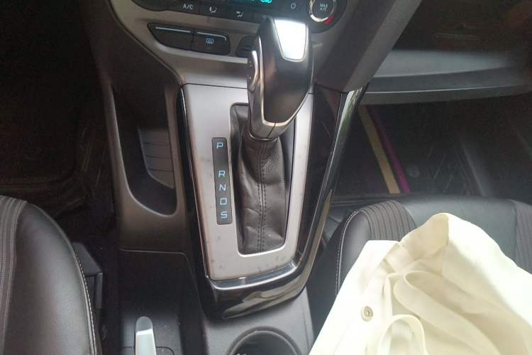 Used Ford Focus 2012 Sedan 1.6L Automatic Fashion Edition Gear Lever