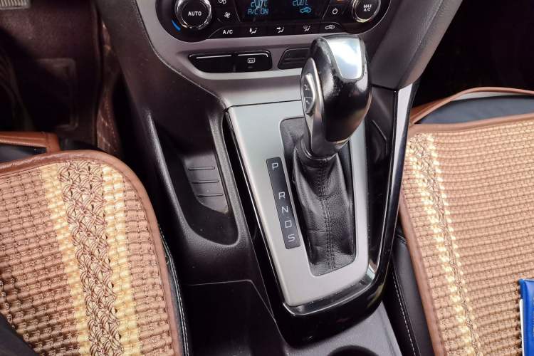 Used Ford Focus 2012 Sedan 1.6L Automatic Fashion Edition Gear Lever