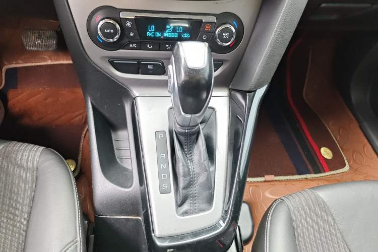 Used Ford Focus 2012 Sedan 1.6L Automatic Fashion Edition Gear Lever