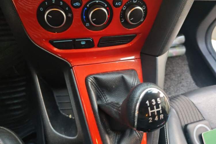 Used Ford Focus 2012 Hatchback 1.6L Manual Fashion Edition Gear Lever