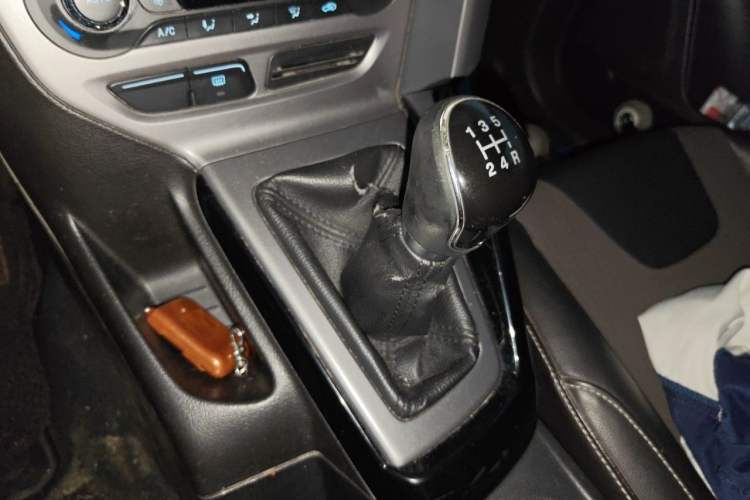 Used Ford Focus 2012 Sedan 1.6L Manual Fashion Edition Gear Lever