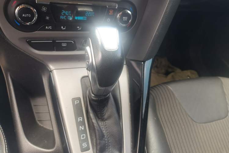 Used Ford Focus 2012 Sedan 1.6L Automatic Fashion Edition Gear Lever