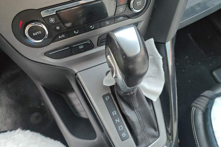 Used Ford Focus 2012 Sedan 1.6L Automatic Fashion Edition Gear Lever