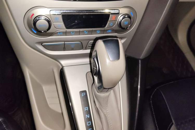 Used Ford Focus 2012 Sedan 1.6L Automatic Fashion Edition Gear Lever