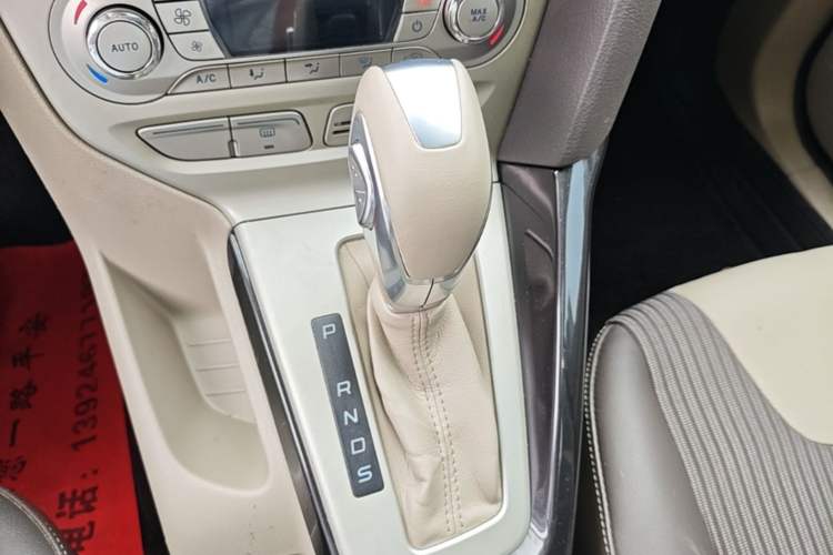 Used Ford Focus 2012 Hatchback 1.6L Automatic Fashion Edition Gear Lever