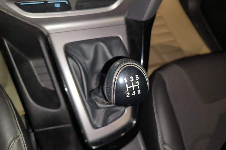 Used Ford Focus 2012 Sedan 1.6L Manual Fashion Edition Gear Lever