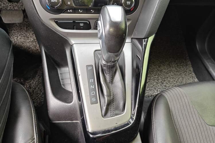 Used Ford Focus 2012 Sedan 1.6L Automatic Fashion Edition Gear Lever