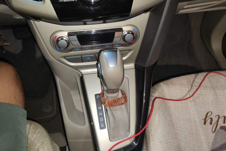 Used Ford Focus 2012 Sedan 1.6L Automatic Fashion Edition Gear Lever