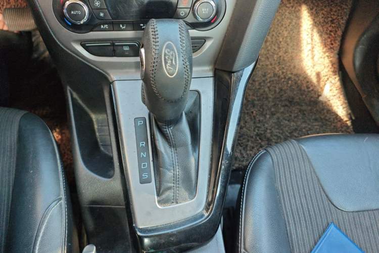 Used Ford Focus 2012 Sedan 1.6L Automatic Fashion Edition Gear Lever