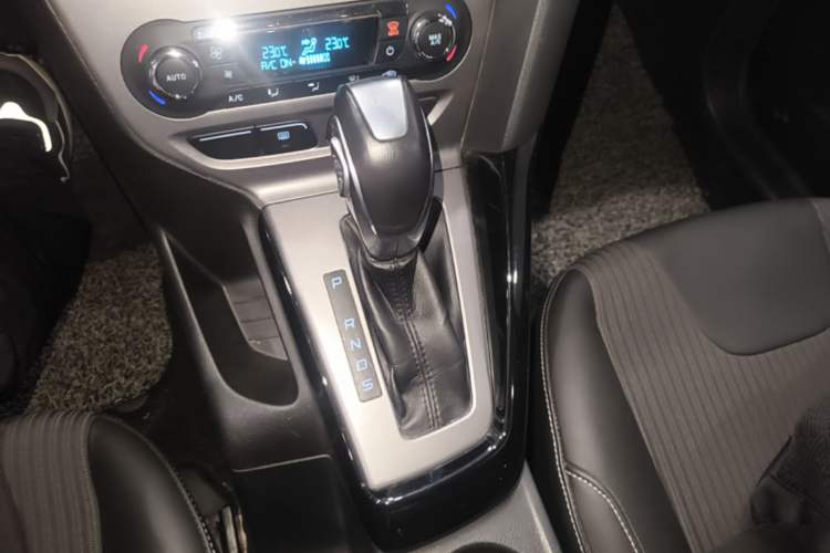 Used Ford Focus 2012 Sedan 1.6L Automatic Fashion Edition Gear Lever