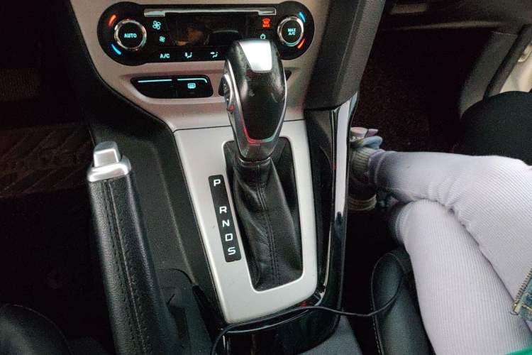 Used Ford Focus 2012 Hatchback 2.0L Automatic Luxury Sport Model Gear Lever