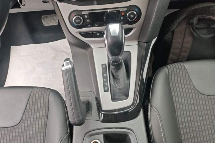 Used Ford Focus 2012 Hatchback 2.0L Automatic Luxury Sport Model Gear Lever