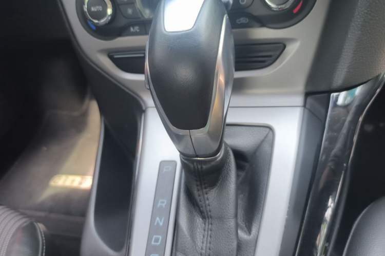 Used Ford Focus 2012 Sedan 1.6L Automatic Fashion Edition Gear Lever