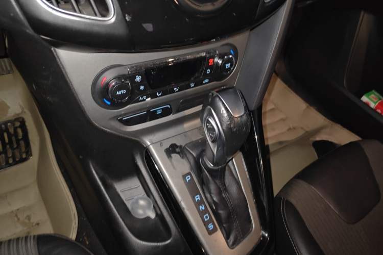 Used Ford Focus 2012 Hatchback 1.6L Automatic Fashion Edition Gear Lever