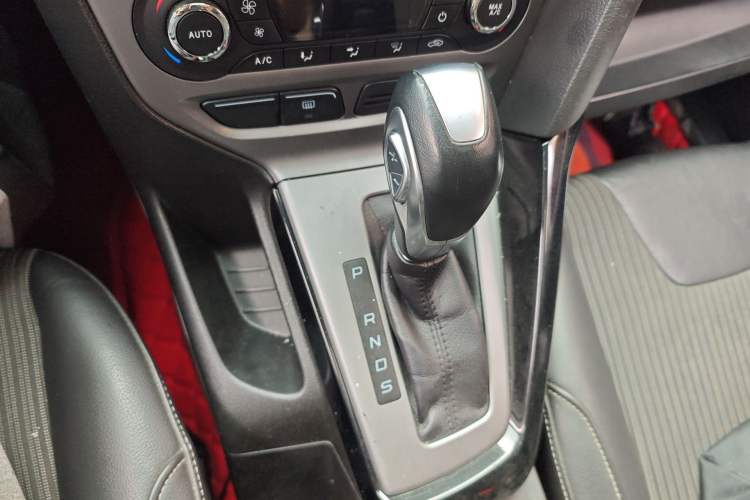 Used Ford Focus 2012 Sedan 1.6L Automatic Fashion Edition Gear Lever