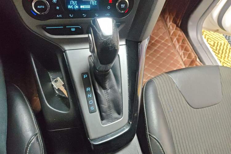 Used Ford Focus 2012 Sedan 1.6L Automatic Fashion Edition Gear Lever