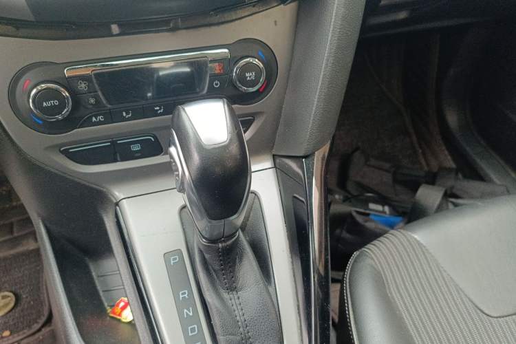 Used Ford Focus 2012 Sedan 1.6L Automatic Fashion Edition Gear Lever