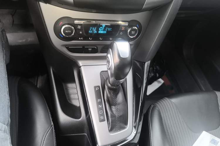 Used Ford Focus 2012 Sedan 1.6L Automatic Fashion Edition Gear Lever
