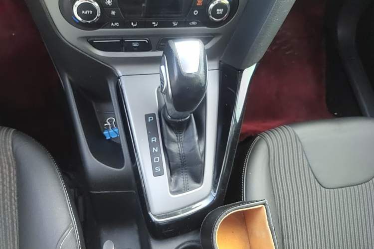 Used Ford Focus 2012 Sedan 1.6L Automatic Fashion Edition Gear Lever