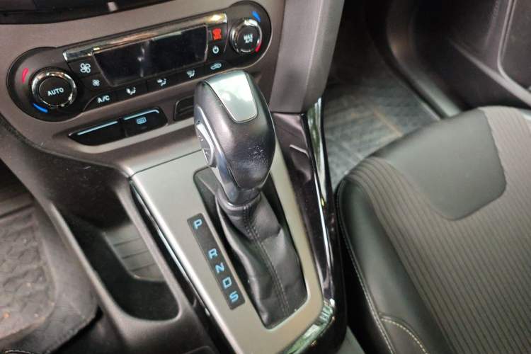 Used Ford Focus 2012 Hatchback 1.6L Automatic Fashion Edition Gear Lever