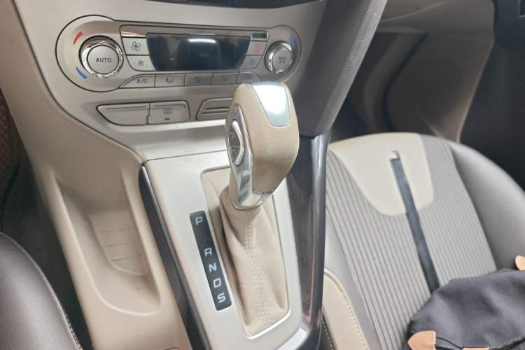 Used Ford Focus 2012 Sedan 1.6L Automatic Fashion Edition Gear Lever