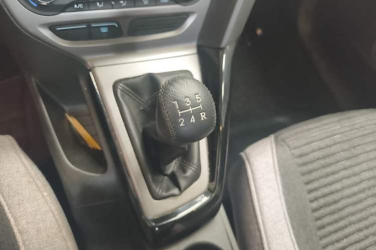 Used Ford Focus 2012 Sedan 1.6L Manual Fashion Edition Gear Lever