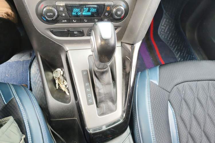 Used Ford Focus 2012 Sedan 1.6L Automatic Fashion Edition Gear Lever