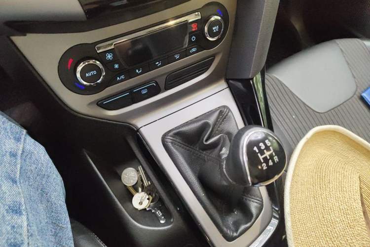 Used Ford Focus 2012 Hatchback 1.6L Manual Fashion Edition Gear Lever