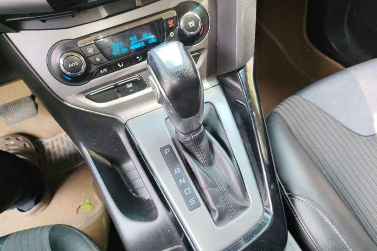 Used Ford Focus 2012 Sedan 1.6L Automatic Fashion Edition Gear Lever