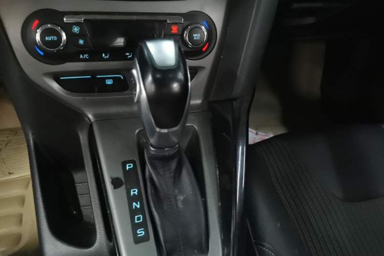 Used Ford Focus 2012 Sedan 1.6L Automatic Fashion Edition Gear Lever