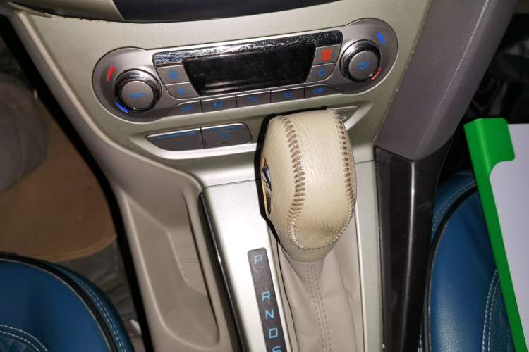 Used Ford Focus 2012 Sedan 1.6L Automatic Fashion Edition Gear Lever