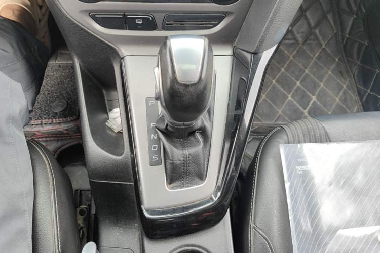 Used Ford Focus 2012 Sedan 1.6L Automatic Fashion Edition Gear Lever