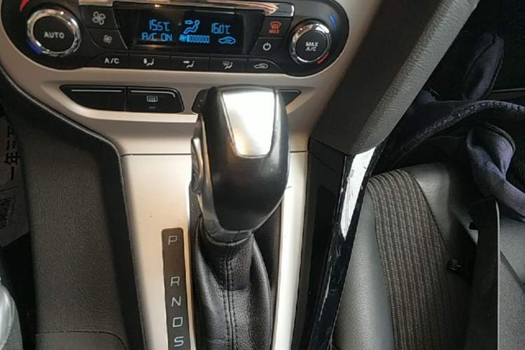Used Ford Focus 2012 Hatchback 2.0L Automatic Luxury Sport Model Gear Lever
