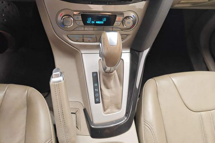 Used Ford Focus 2012 Sedan 2.0L Automatic Flagship Model Gear Lever
