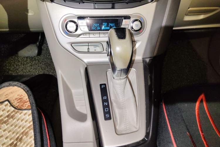 Used Ford Focus 2012 Sedan 1.6L Automatic Fashion Edition Gear Lever