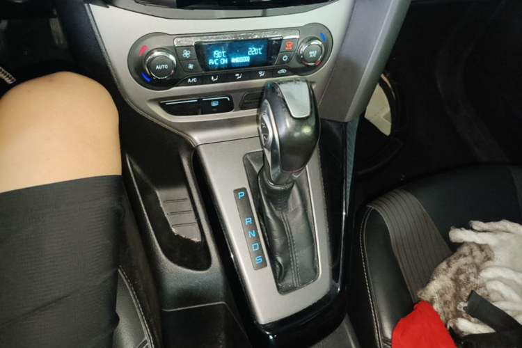 Used Ford Focus 2012 Sedan 1.6L Automatic Fashion Edition Gear Lever