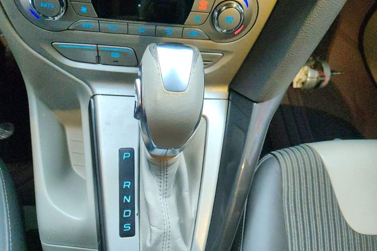 Used Ford Focus 2012 Sedan 1.6L Automatic Fashion Edition Gear Lever