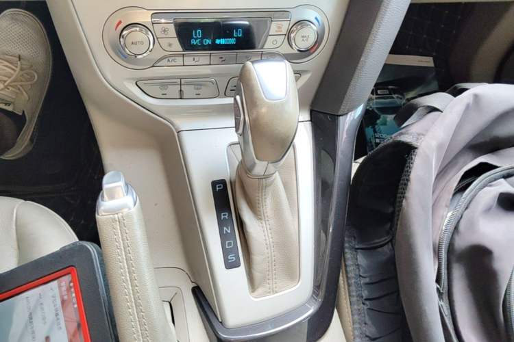 Used Ford Focus 2012 Sedan 2.0L Automatic Flagship Model Gear Lever