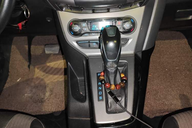 Used Ford Focus 2012 Sedan 1.6L Automatic Fashion Edition Gear Lever