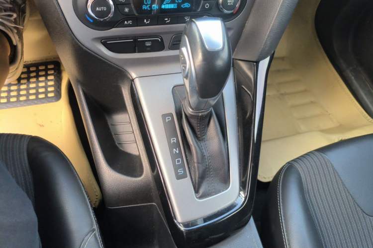 Used Ford Focus 2012 Hatchback 1.6L Automatic Fashion Edition Gear Lever