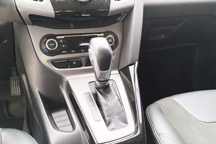 Used Ford Focus 2012 Sedan 1.6L Automatic Fashion Edition Gear Lever