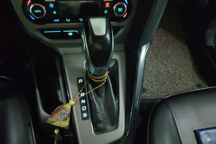 Used Ford Focus 2012 Sedan 1.6L Automatic Fashion Edition Gear Lever