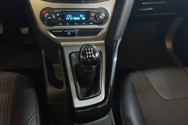 Used Ford Focus 2012 Sedan 1.6L Manual Fashion Edition Gear Lever