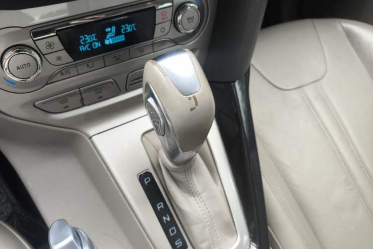 Used Ford Focus 2012 Sedan 2.0L Automatic Flagship Model Gear Lever