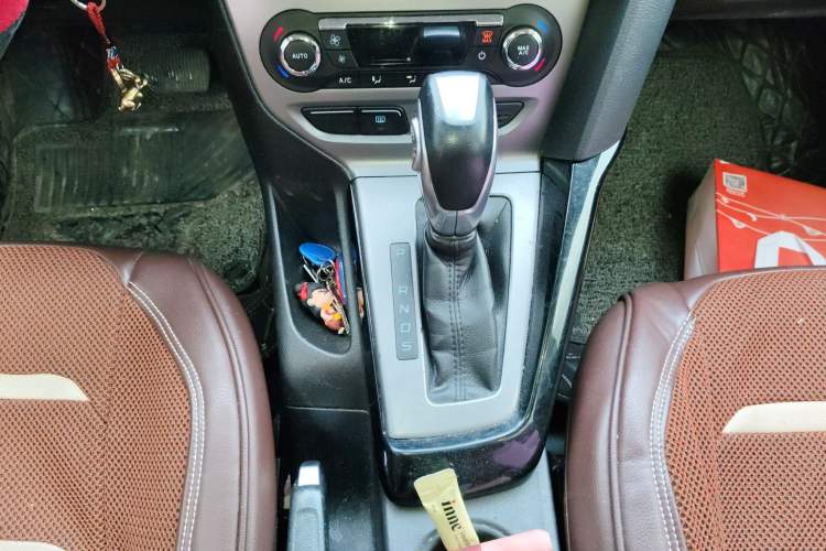 Used Ford Focus 2012 Sedan 1.6L Automatic Fashion Edition Gear Lever