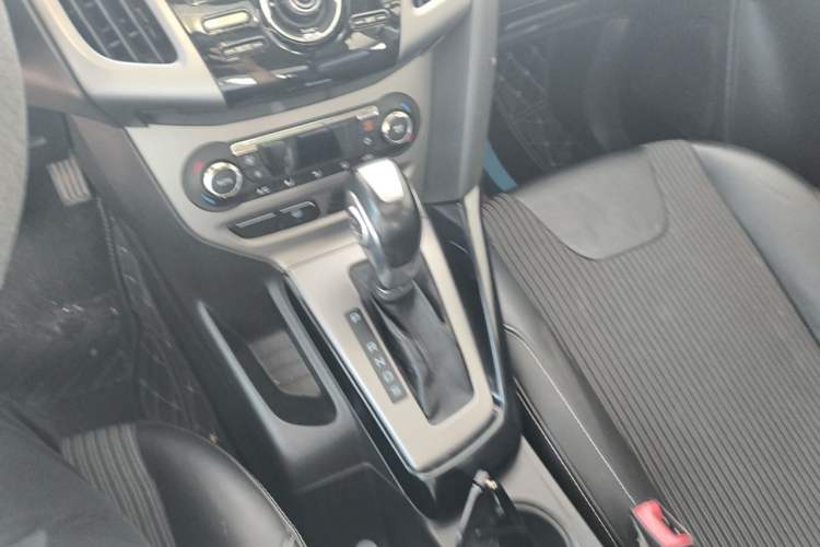 Used Ford Focus 2012 Sedan 1.6L Automatic Fashion Edition Gear Lever