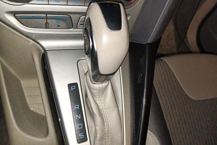 Used Ford Focus 2012 Sedan 1.6L Automatic Fashion Edition Gear Lever