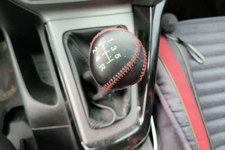 Used Ford Focus 2012 Hatchback 1.6L Manual Fashion Edition Gear Lever