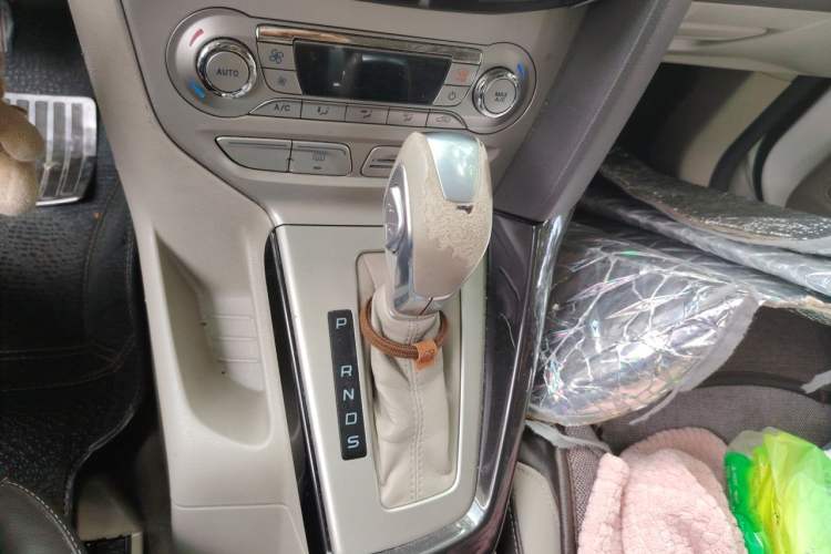 Used Ford Focus 2012 Sedan 1.6L Automatic Comfort Model Gear Lever